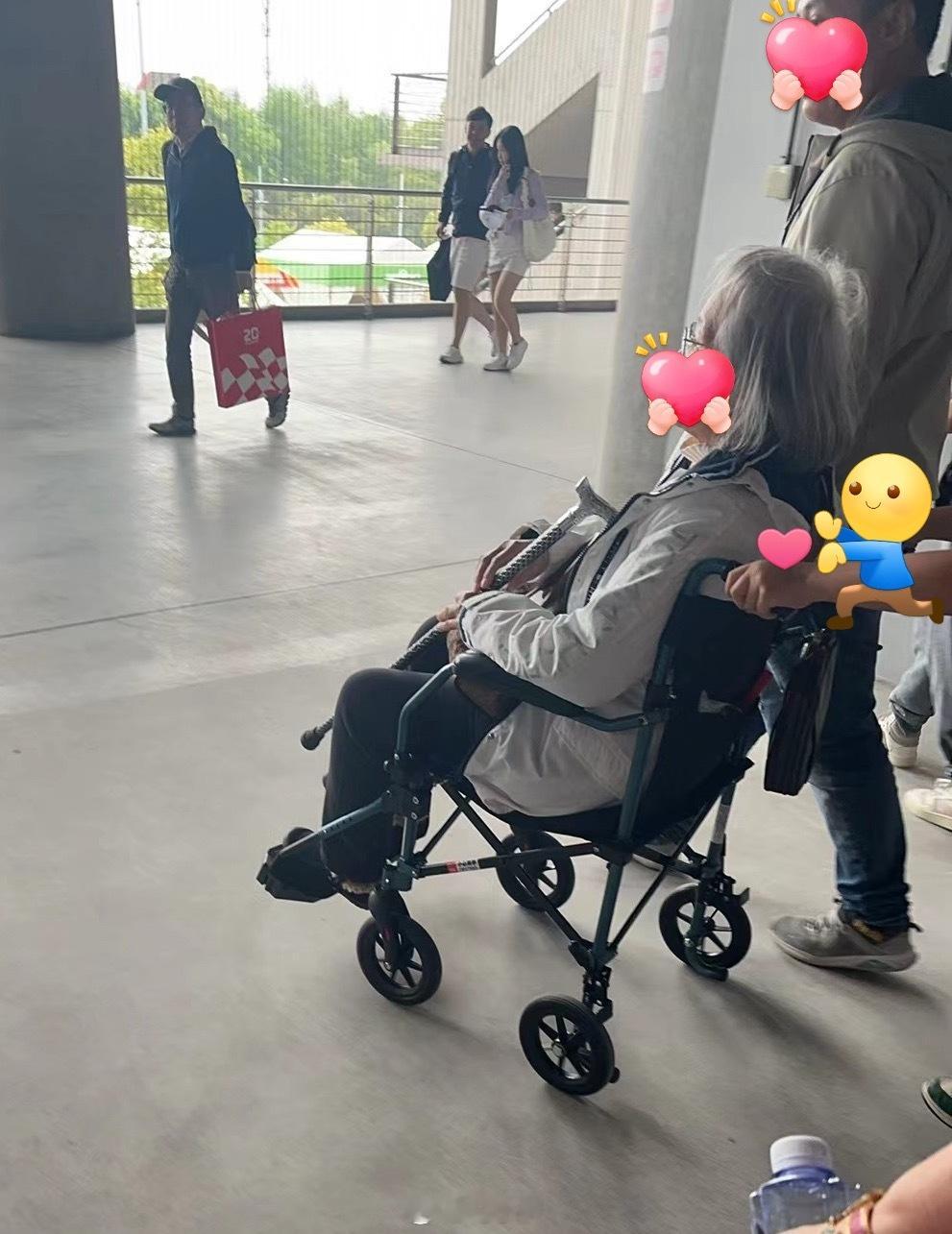 大家加油活啊，我们老了也要来看比赛！ ​​​