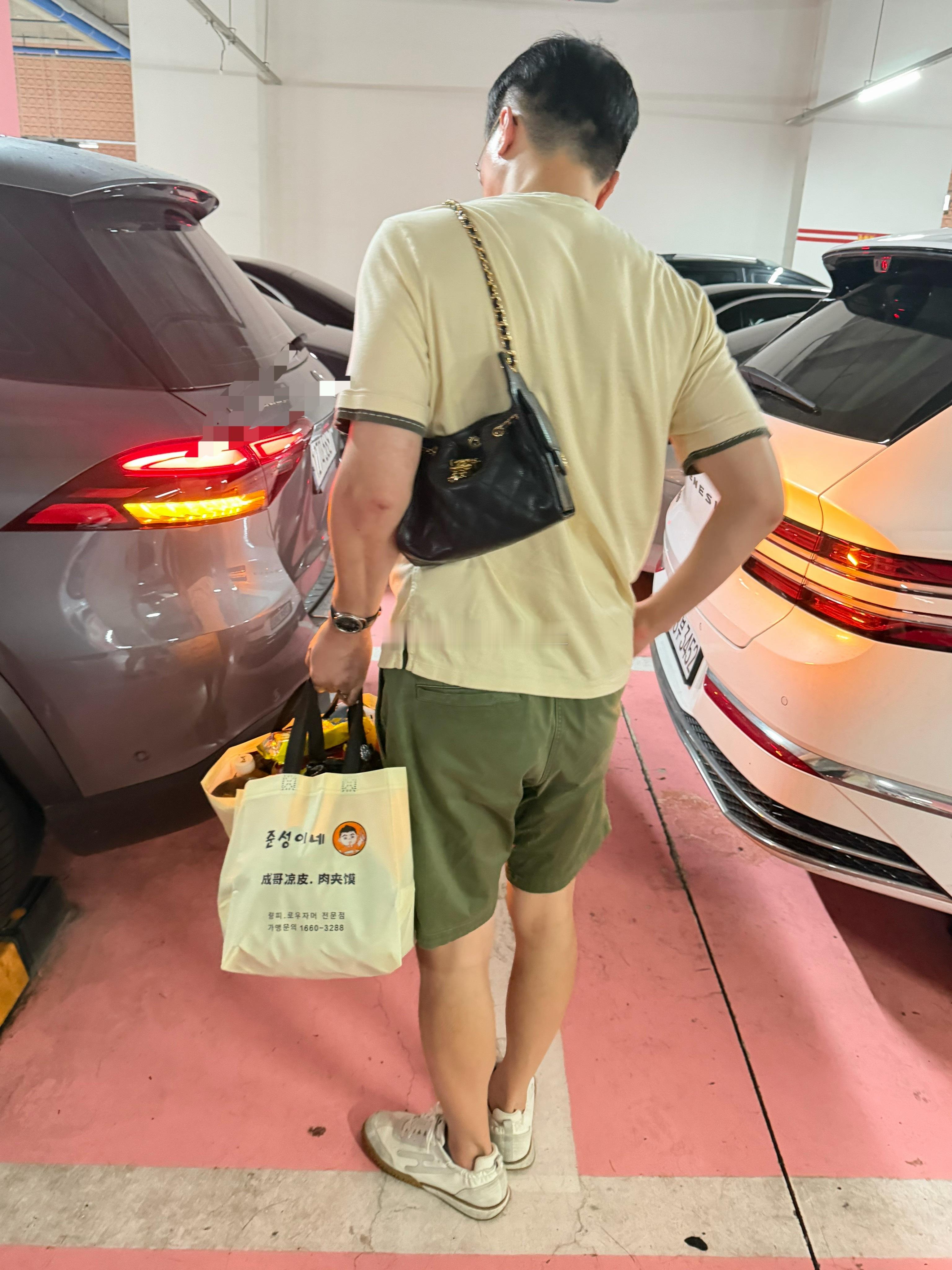 买了一堆口粮各种豆角，苦瓜，青萝卜。。。。蚝油，花雕酒，酱油。。。。回家