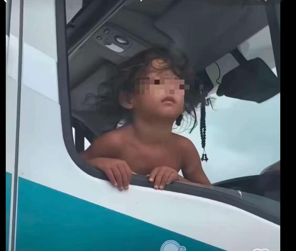 原来这就是野人小孩以前的生活环境！
一位博主去野人小孩生活过的地方拍照，当地人说