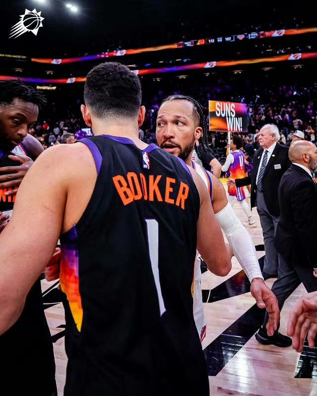 尼克斯队教练迈克·布朗表示，约什·哈特（右踝部疼痛）和杰伦·布伦森（右踝部扭伤）