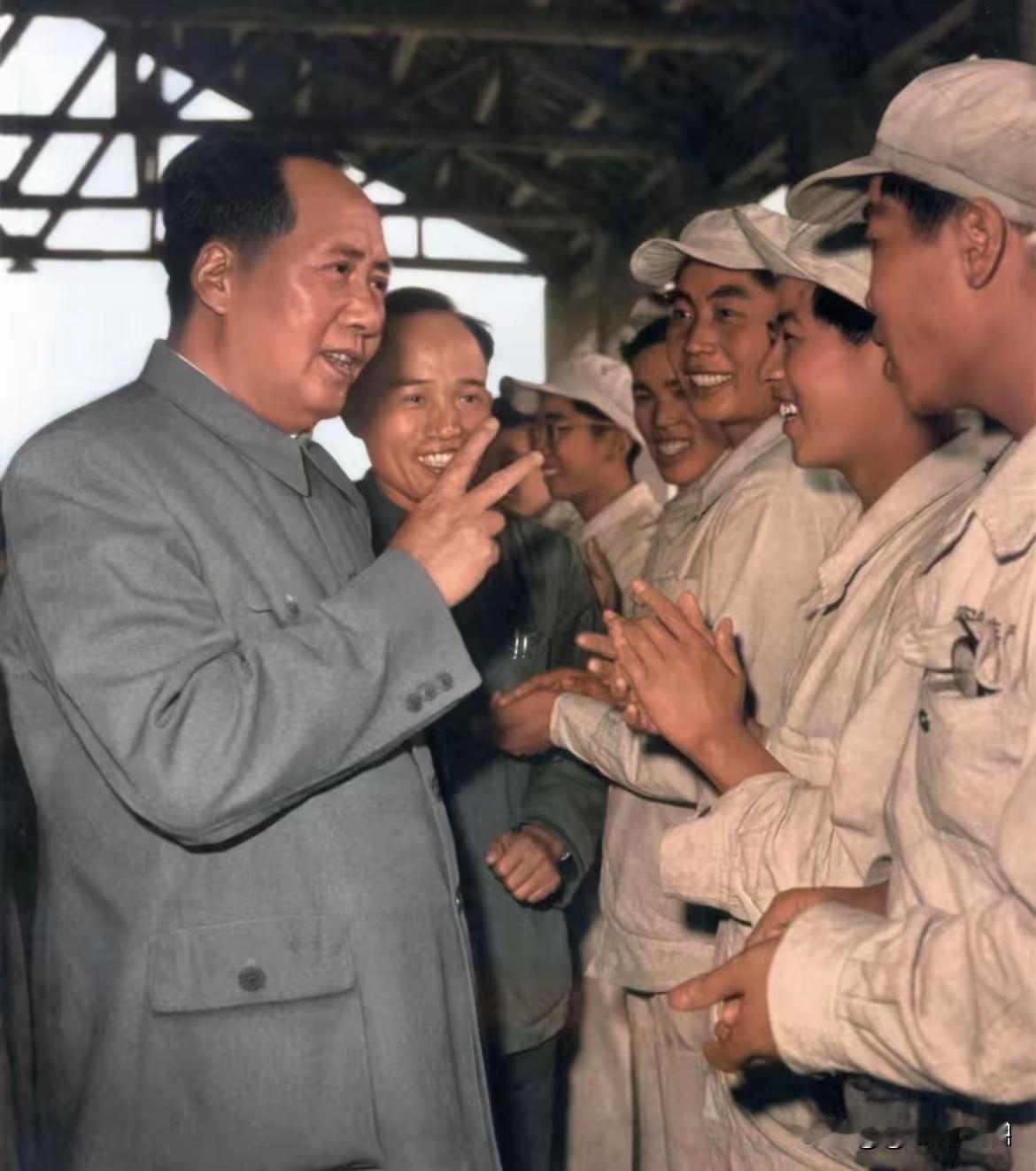 走近毛主席，才懂何为人民领袖
 
真正的伟人，从不在高台之上摆架子，而是俯身走进