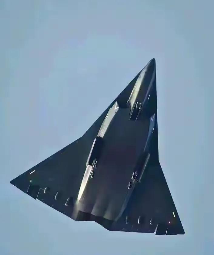 歼-36四号机公开亮相，化身B-21猎杀者，以超远航程、全向隐身、远程截击能力，