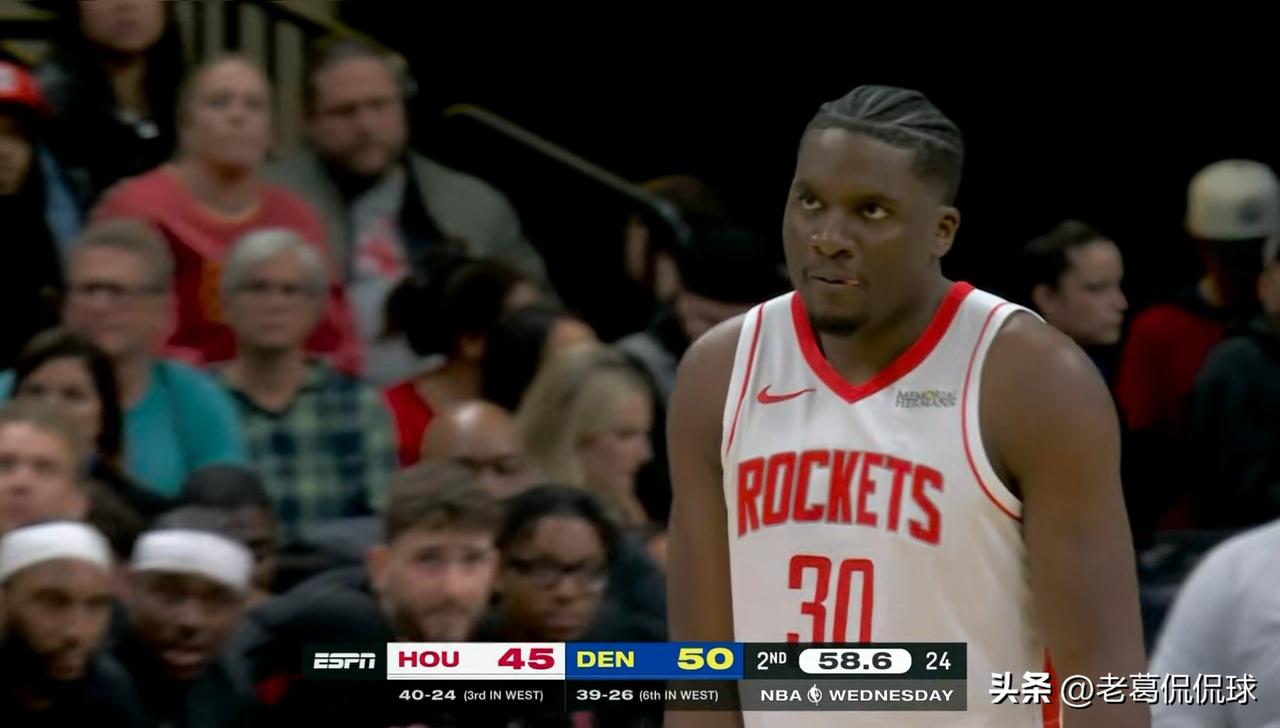 我必须要称赞一下火箭老将卡佩拉的拼劲！尽管今天火箭在客场以93：129惨败于掘金