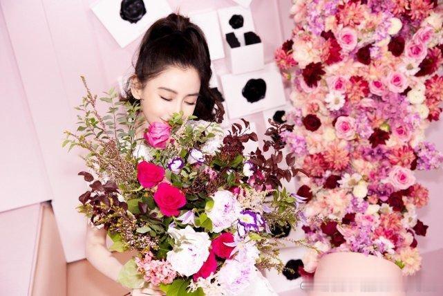 angelababyangelababy 鲜花配美人！人比花娇