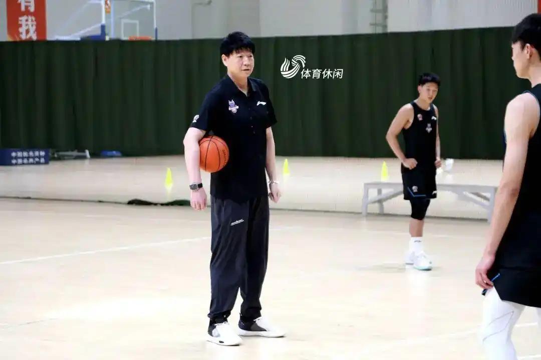 山东男篮全队今天继续在省体进行备战训练，明天上午出发前往内蒙古，备战俱乐部杯赛。
