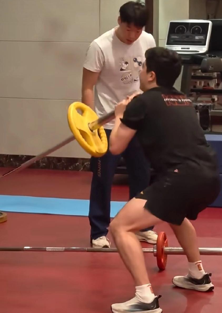 看到梁靖崑在河北正定的训练视频了，
哎呀，说实话，
隔着屏幕都觉得累啊。
这些运