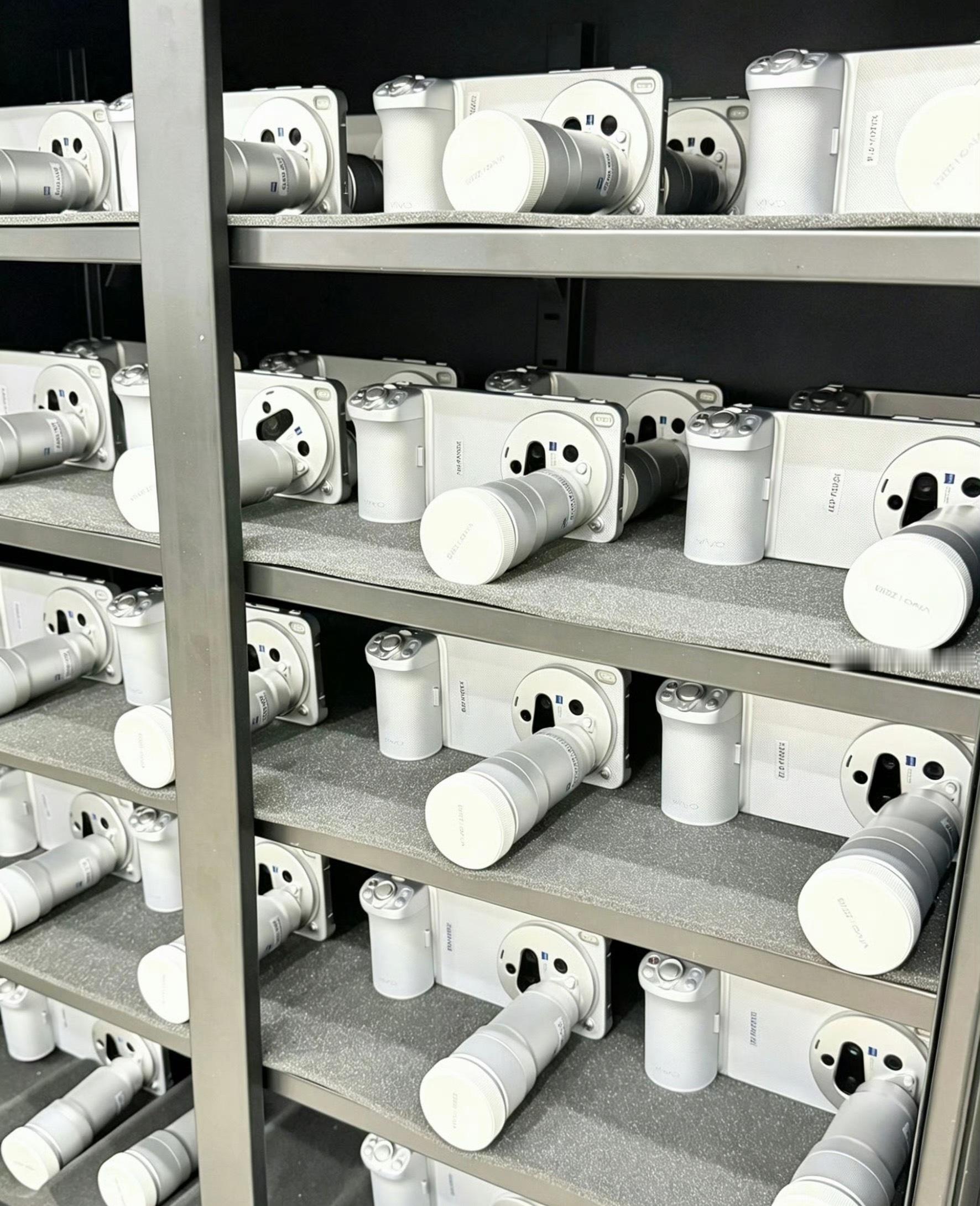 vivo X300 Ultra搭配增距镜套装，租赁公司直接都是上百台的买，一整个