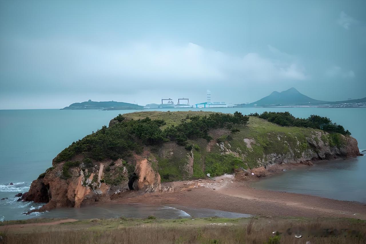 家人们来猪岛吧！真正的净土就在这一片海。
 在青岛找地方静静看海，海风吹散了所有