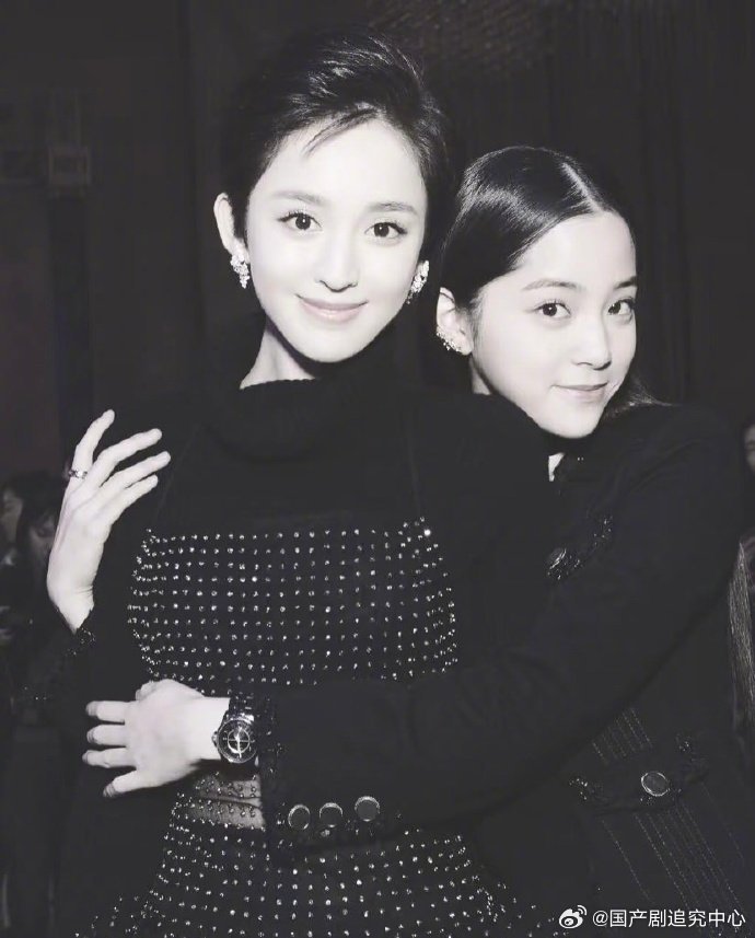 娜扎欧阳娜娜的15年和25年 嘿，看到娜扎与欧阳娜娜跨越十年的合照，太惊喜啦！2