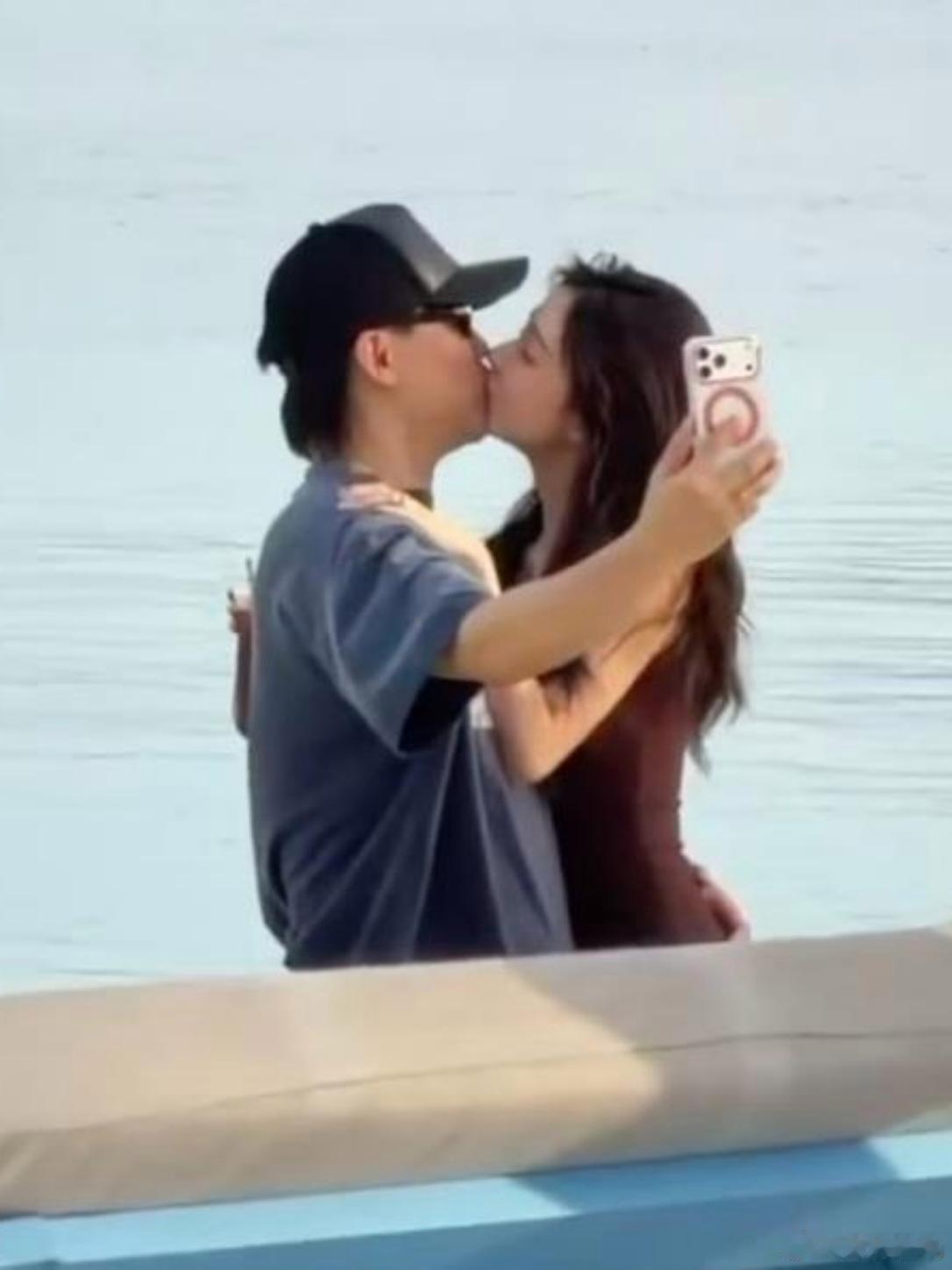 胡彦斌易梦玲恋情曝光后，有网友传言，胡彦斌用“三折叠屏手机”拍摄与易梦玲的马尔代