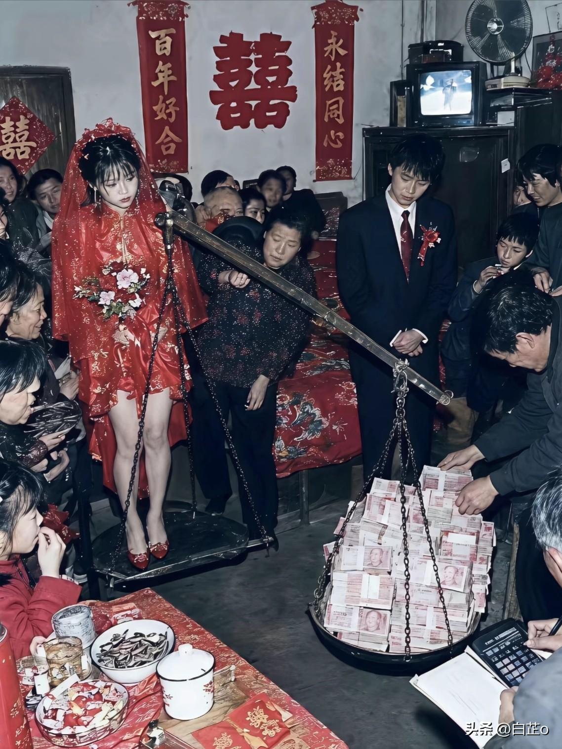 新婚之日新娘被放上杆秤，对面秤盘堆满现金，这婚俗，是吉利还是买卖？
 
老屋内红