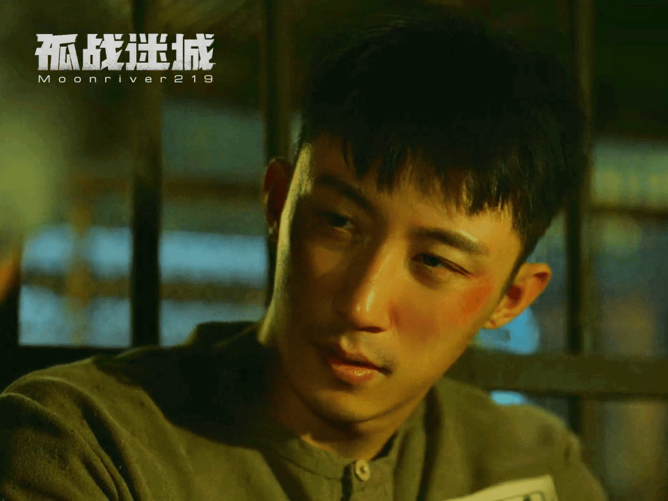 #黄景瑜藏獒进猫箱#这一幕真的给我笑喷了哈哈哈，不得不说黄景瑜真的很敬业呀，真的