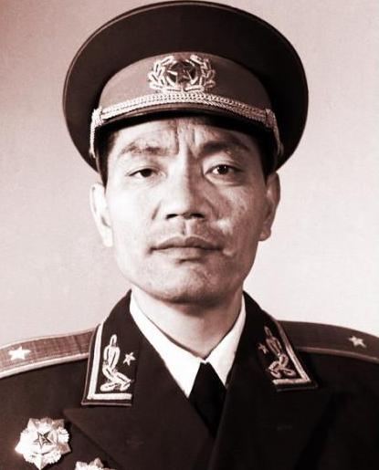 1982年，尤太忠穿军装走进连队。刚下车，他扫一眼队伍，眉头立刻皱了。人群中站着