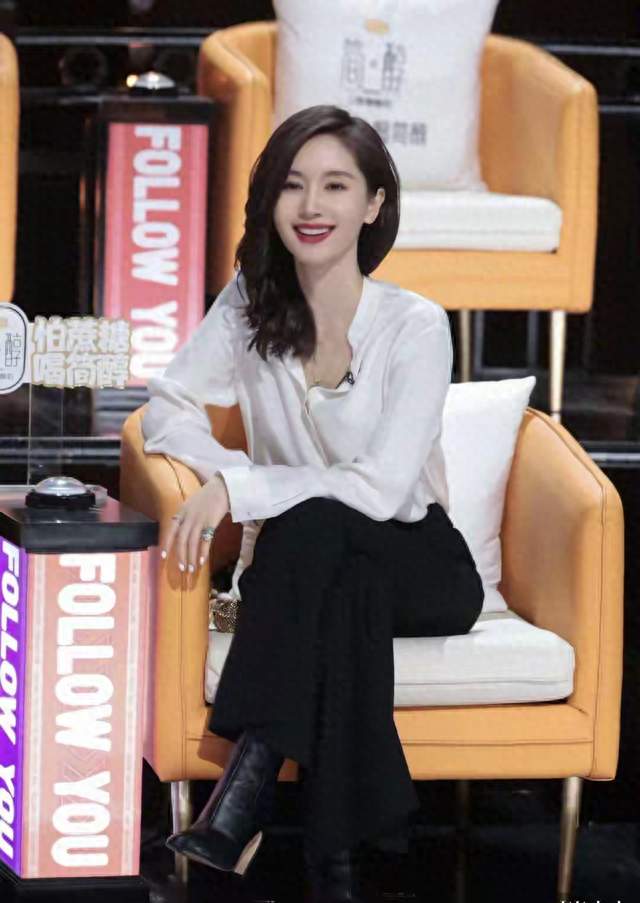 王子文穿白衬衫黑裤太高级，自律女人的基础款都赢麻了