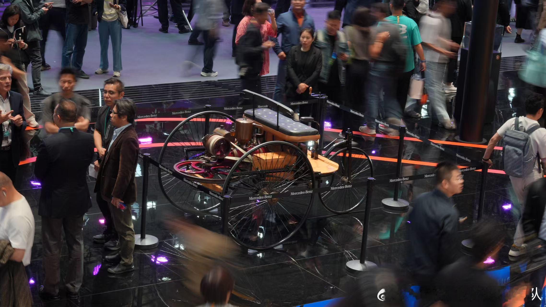 2026北京车展 ，春和景明。展台之间，异国面孔林立：媒体捕捉瞬息，经销商探寻商