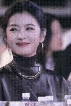 哦豁
这谁啊
有一点点神似刘亦菲哦
这么漂亮
大家认识这谁吗？
居然比迪丽热巴还