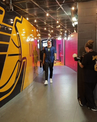 东契奇身穿巴西队世界杯球衣入场🇧🇷公牛vs湖人