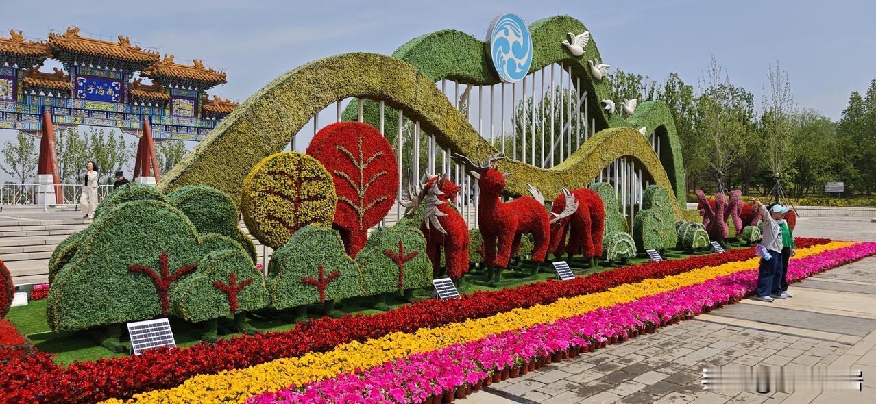 上联：头枕青山观盛世，
下联：足压黄土睹乾坤。