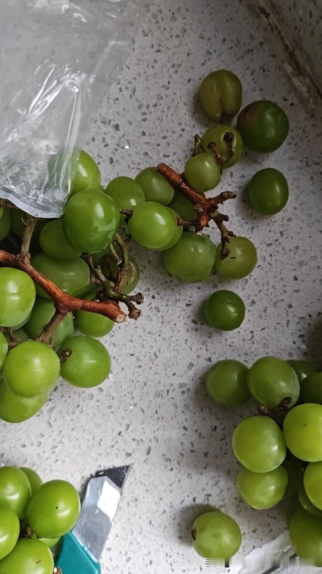 现在的我们不是得不到爱情，而是配不上爱情。我们一边精打细算，一边又渴望别人奋不顾
