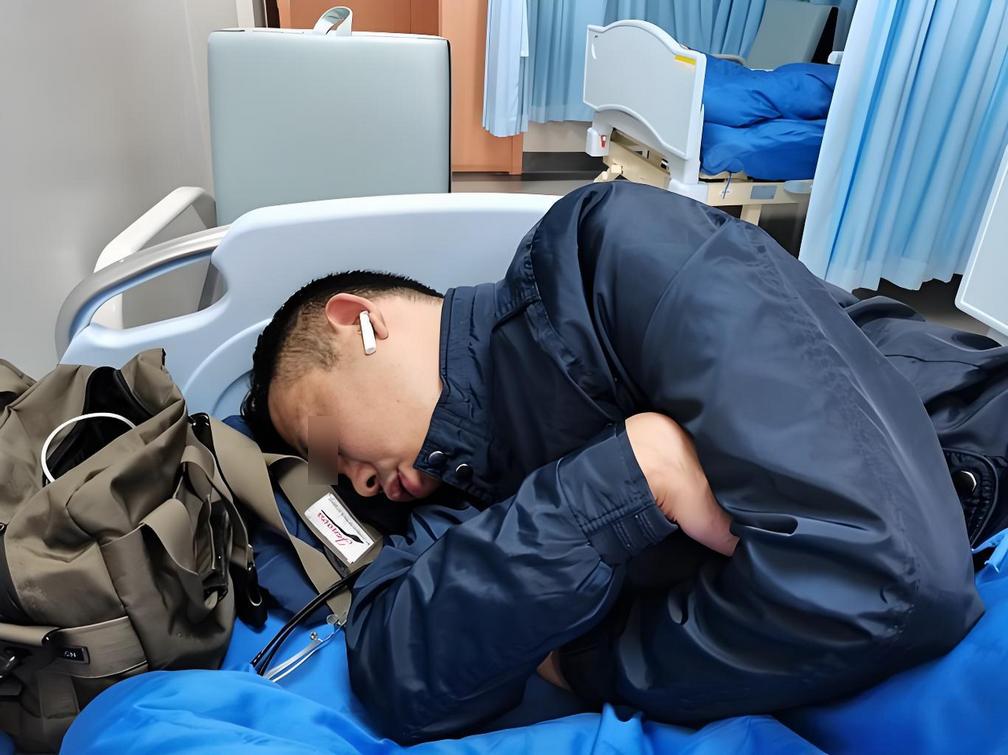 45岁男子脑梗离世，从不喝酒抽烟，医生叹息：1件事做太多了

“你知道吗？大明去