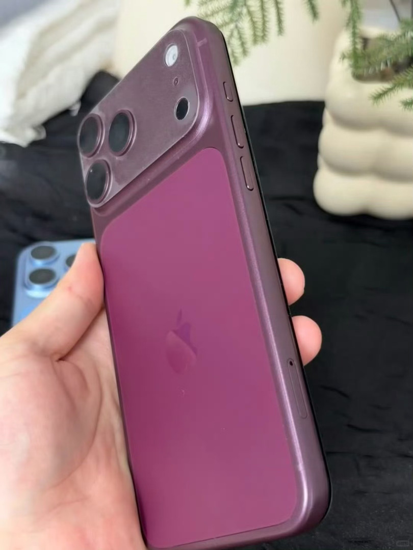 iPhone18promax大家感受一下两款配色，亮蓝跟车厘子红，别的不说，这车