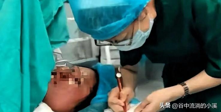 河南一位聋哑女子遭遇难产，
无法说话、无法呼救，
只能把生死抉择写在自己身上。