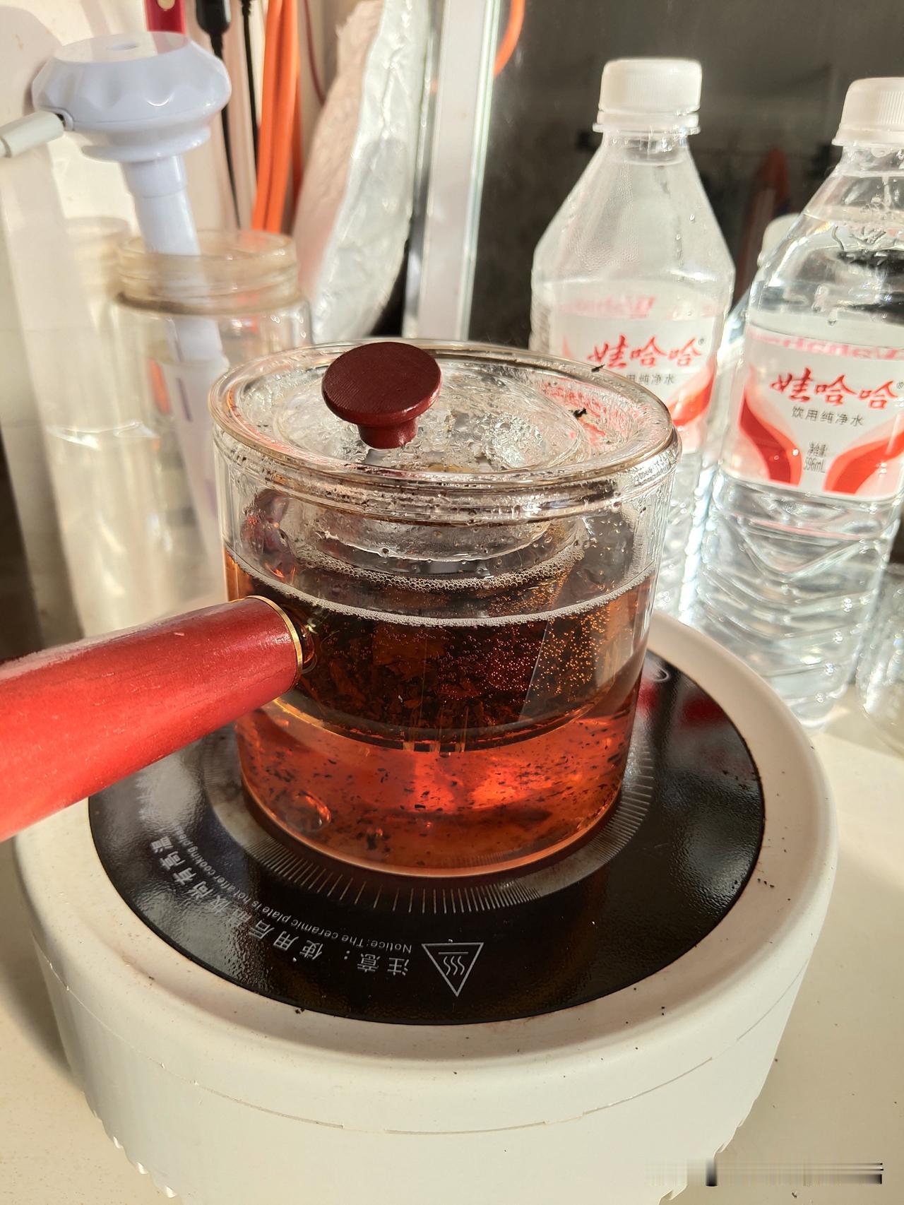 新添的煮茶炉摆在窗台，玻璃壶里的水正“咕嘟”冒泡，我捏着一小块朋友送的97年的普