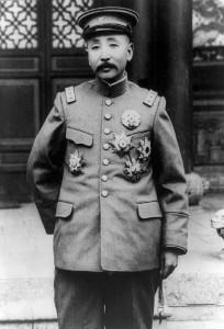 1889年，张作霖的爹被人谋杀了，张作霖却还在玩骰子。母亲让张作霖去县衙门报官，