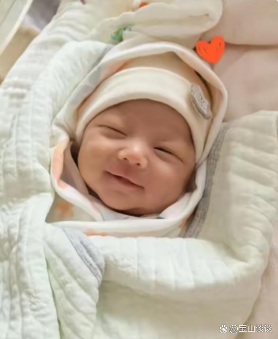 汪小菲开启直播时，突然转头询问身旁的儿子，能否使用并公开他的照片，接连追问两声“