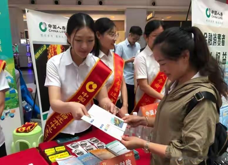 “我交了快5万，退保只退5000块？你们这和明抢差别在哪？”
 
重庆高女士在保