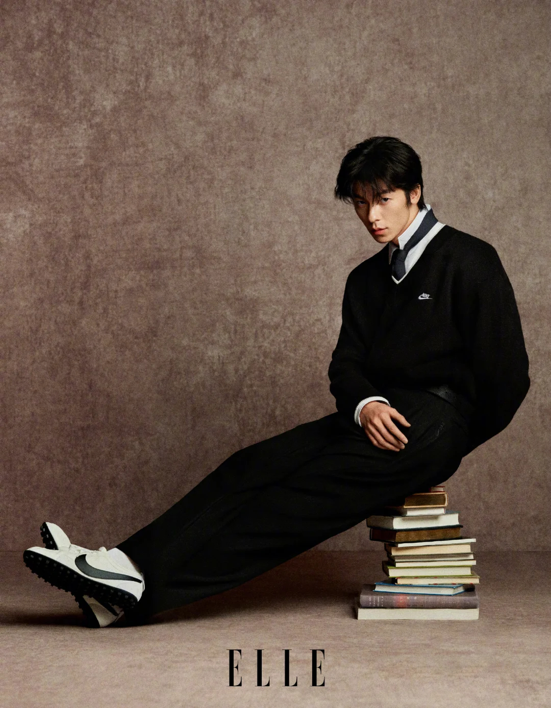 许光汉登上ELLE 5月封面步伐丈量角色与生活 
