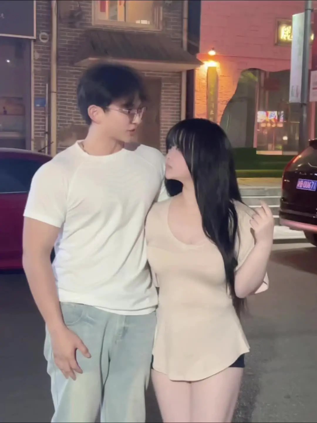 和我拍个照老逗我笑干什么