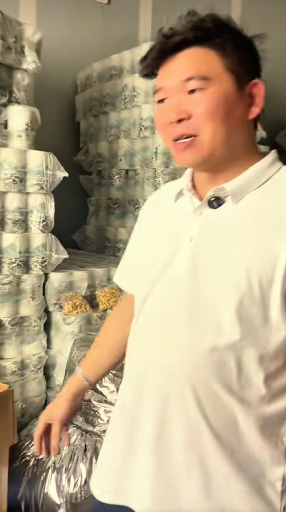 创业遇困境，钟凡需要沉淀好好规划未来
 
当初为了帮喜妹治病，钟凡在凤凰古城选择
