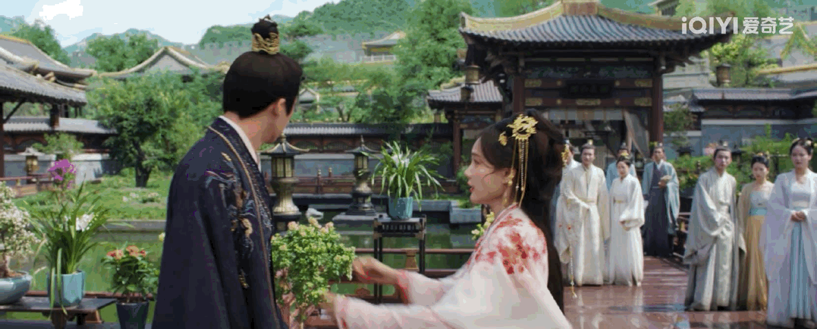 cpf要的莫名其妙亲个嘴真拍了 两人被迫亲密接触的画面满足了我对爱情的幻想。 ​