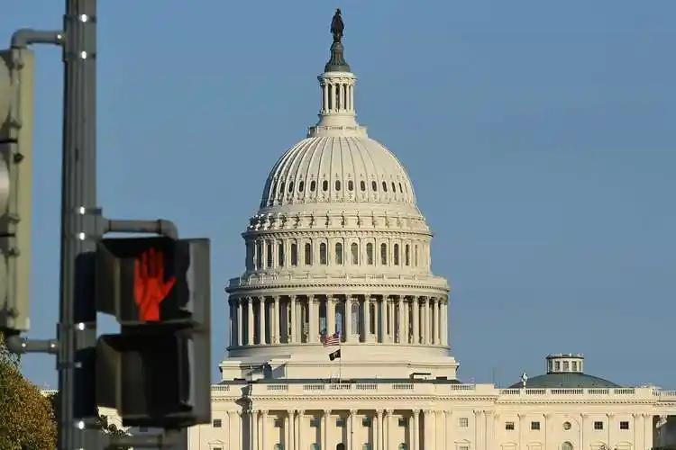 爆点直击！好莱坞巨星集体逃离，美国留不住人才只剩沉默。重磅爆点！暮光女克里斯汀·