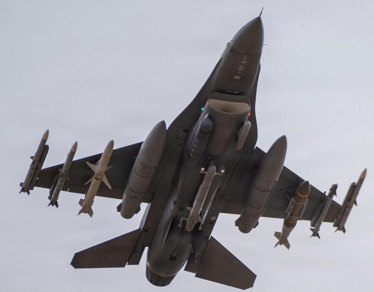 美国F-15、F-16、F-18战斗机挂弹对比图：
F-15作为重型战斗机，挂弹