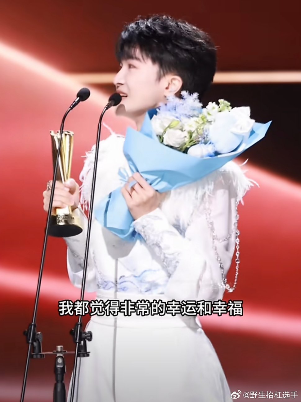 周深用歌声融入角色在阅文IP盛典上，周深荣获年度歌手，他分享了用歌声融入范闲等I