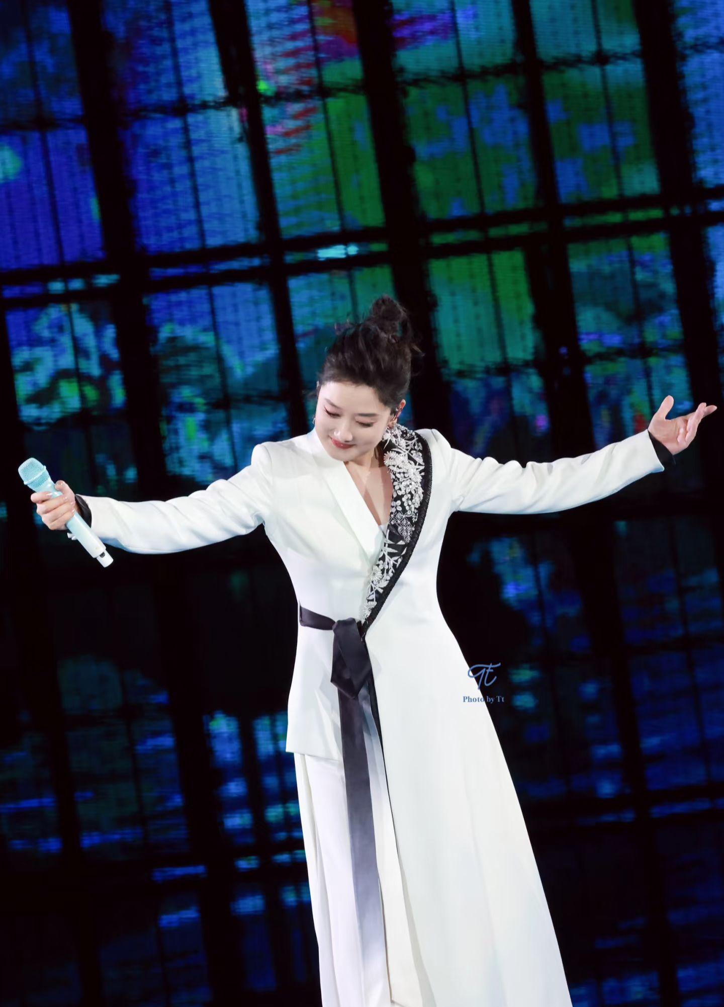 豪饮几杯马奶酒。   拍的超美