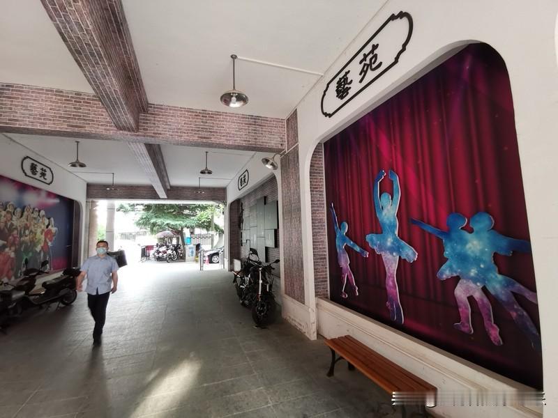 现在还有一大批改善群体的需求没有得到释放。他们住着老破大小，想要改善但经济上还是