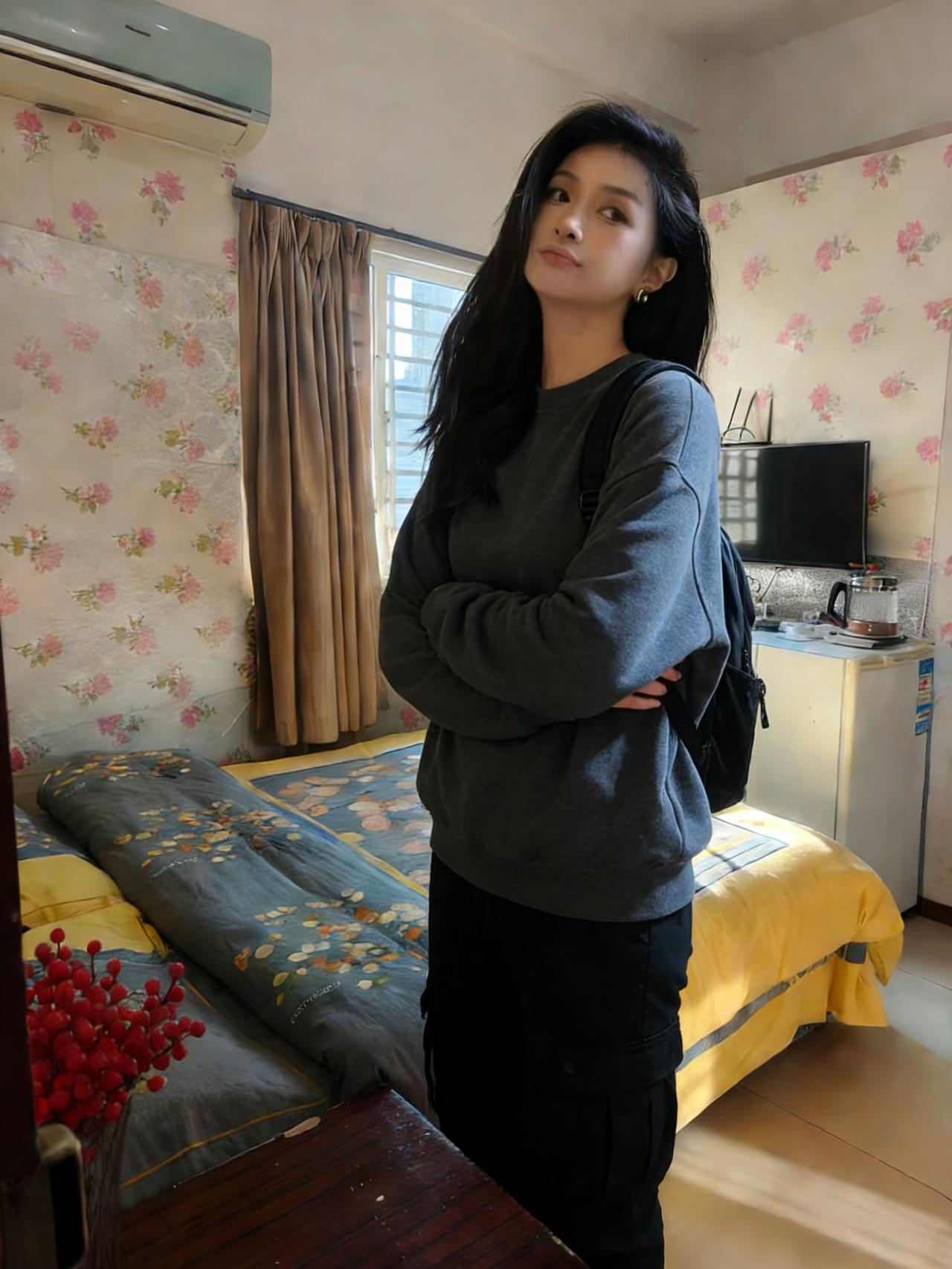 凌乱的背景，成了她的底色
越是琐碎，越衬得她的美，鲜活而真实
她不是橱窗里的模特