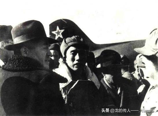 1949年10月，王震率部到达新疆。在迪化(现名乌鲁木齐)机场受到各族人民的欢迎