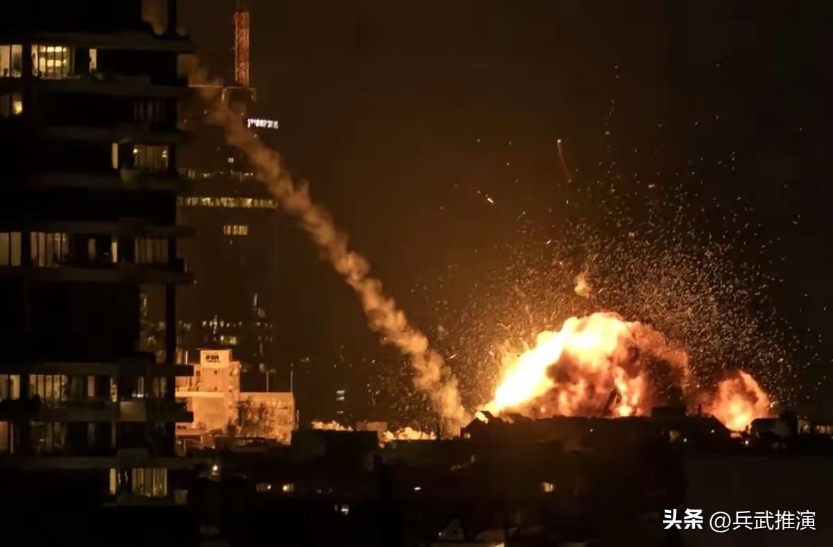 一边是“以色列马上要被夷为平地”的喊话，另一边，特拉维夫街头的咖啡馆还坐着人。