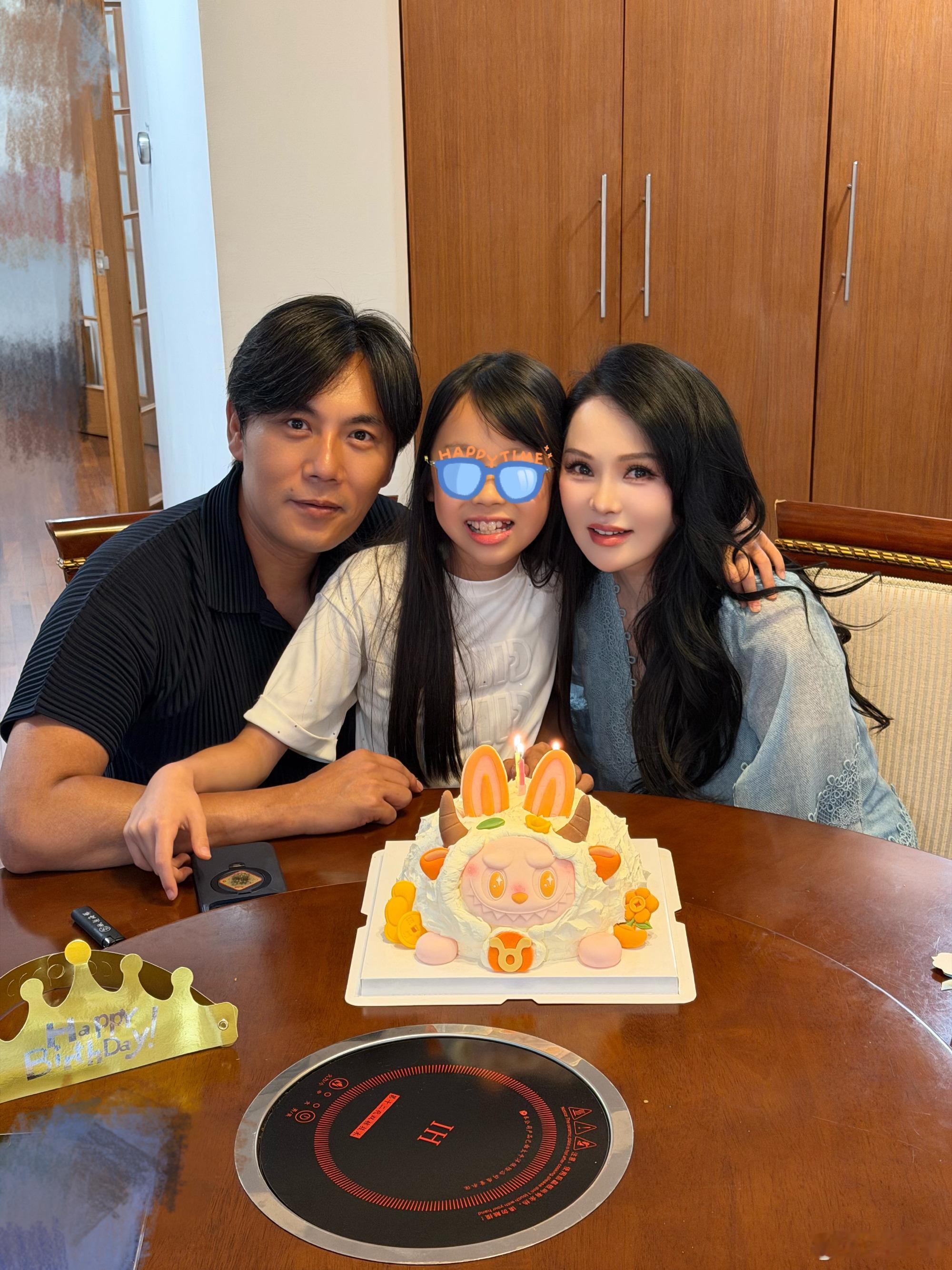 伊能静晒全家福为秦昊庆生伊能静叫秦昊大金牛 好恩爱 