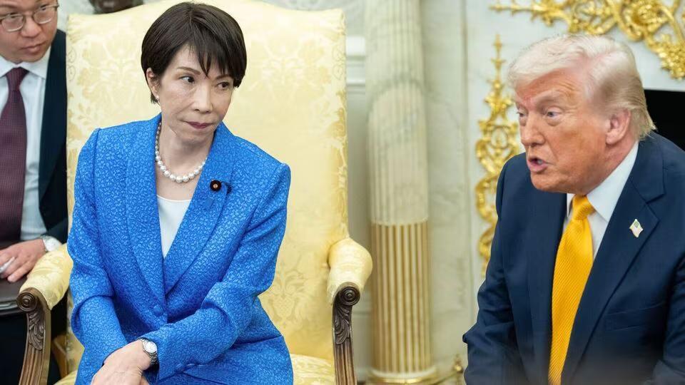 白宫媒体开放环节的每一个细节都被全球镜头实时记录，高市早苗身着正装稳步入场，全程