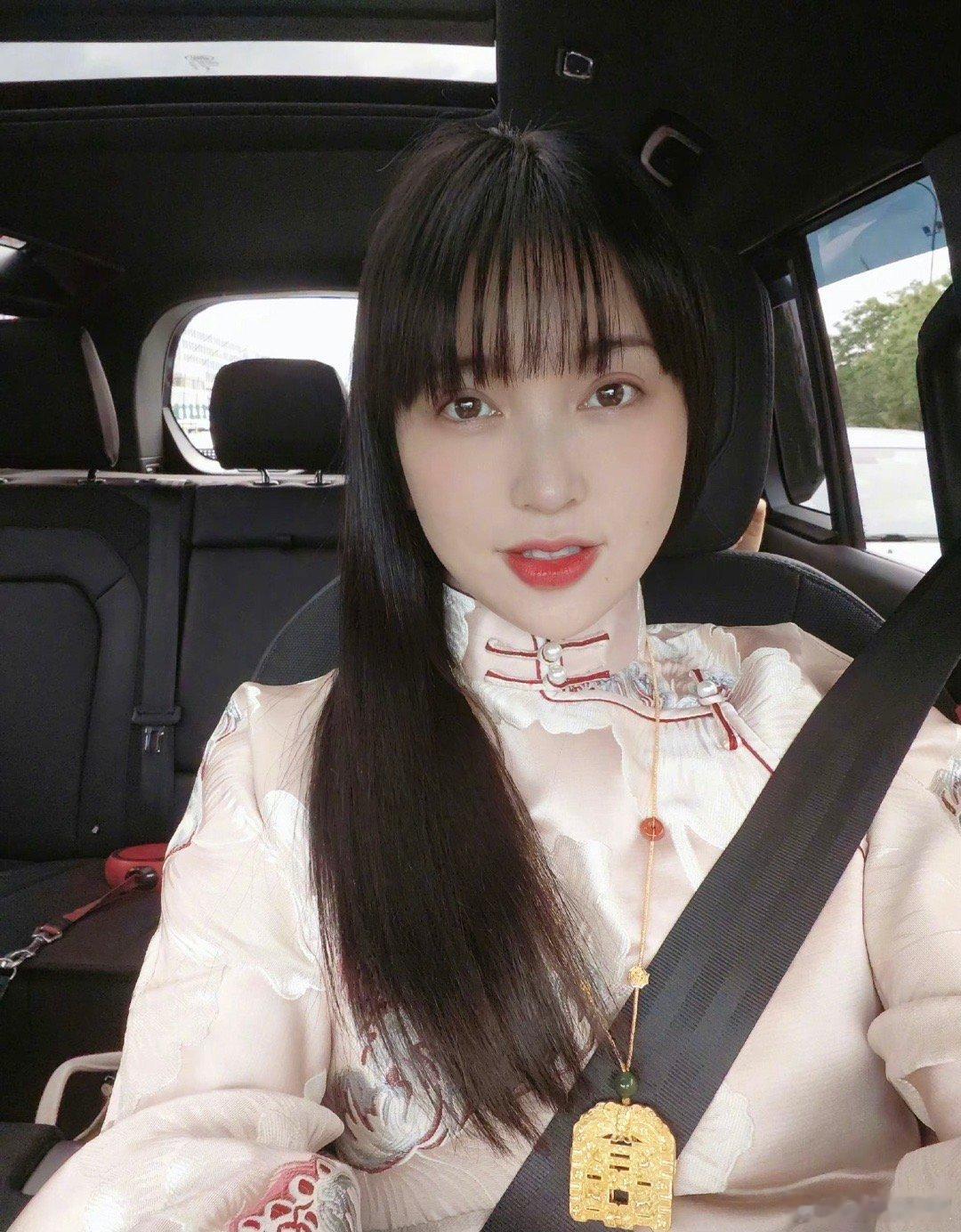 金莎自嘲自己的脸是大盘子，这脸有这么大么…… ​​​