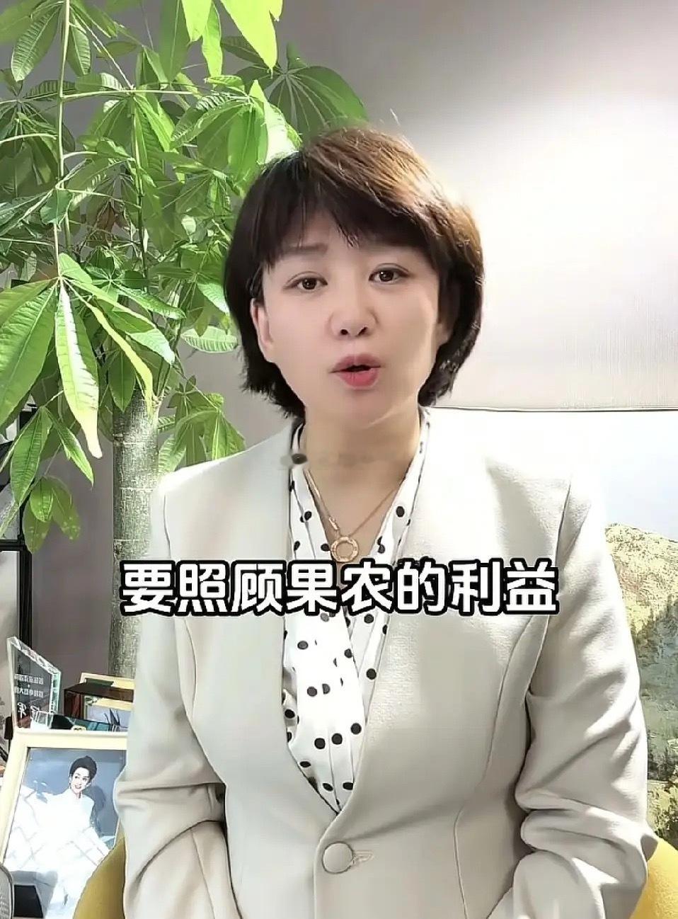 这个女记者叫杨威，抖音粉丝577万。因为转发并制作了漳州龙海区杨梅泡药的视频，一