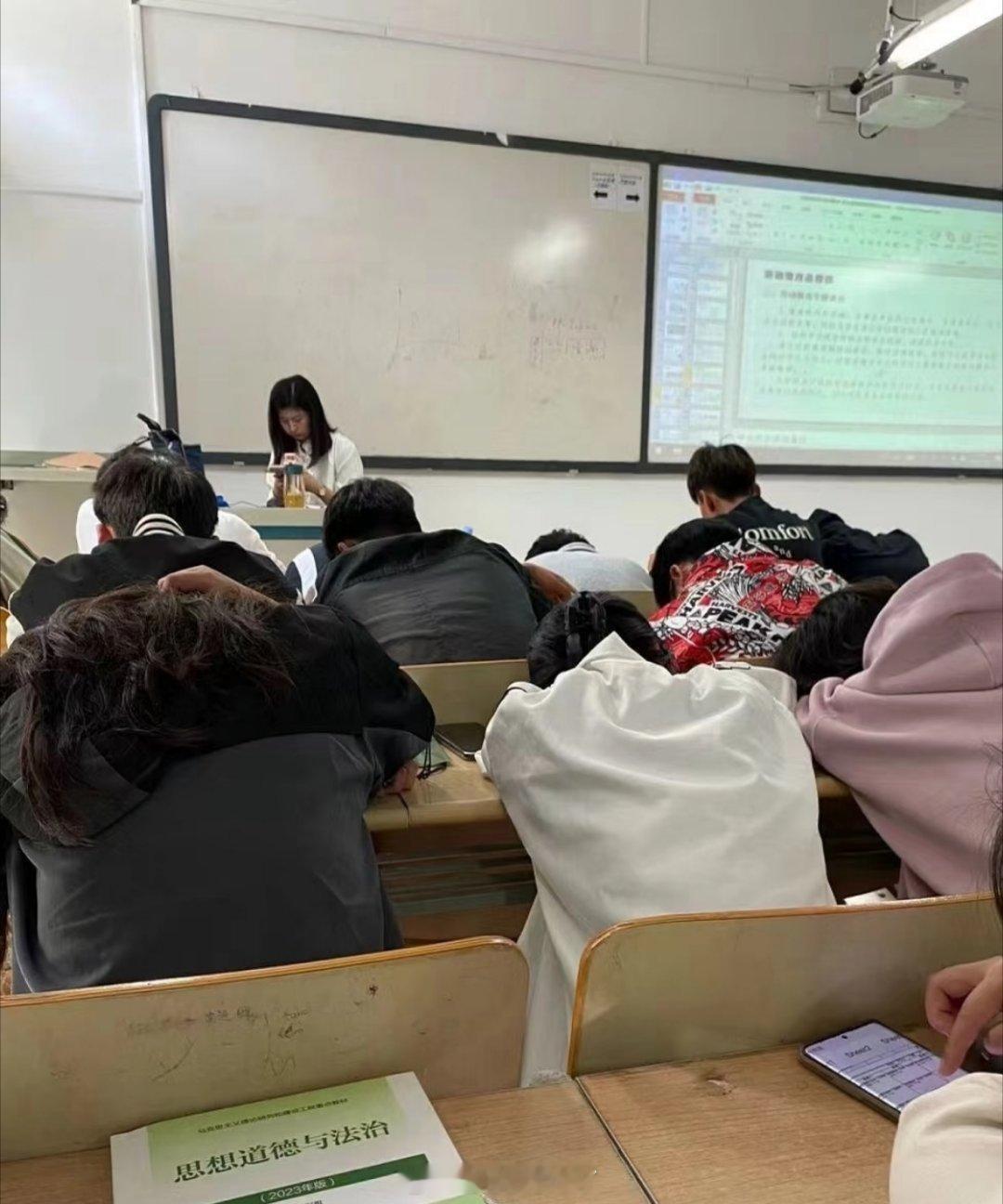 大学生为了猜题开始各专业协作大学生借答题挑战契机搭建跨专业联盟，学霸集结分工解题