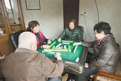 且莫学莽夫，
牌按套路出。
任你高技艺，
无赢准保输。