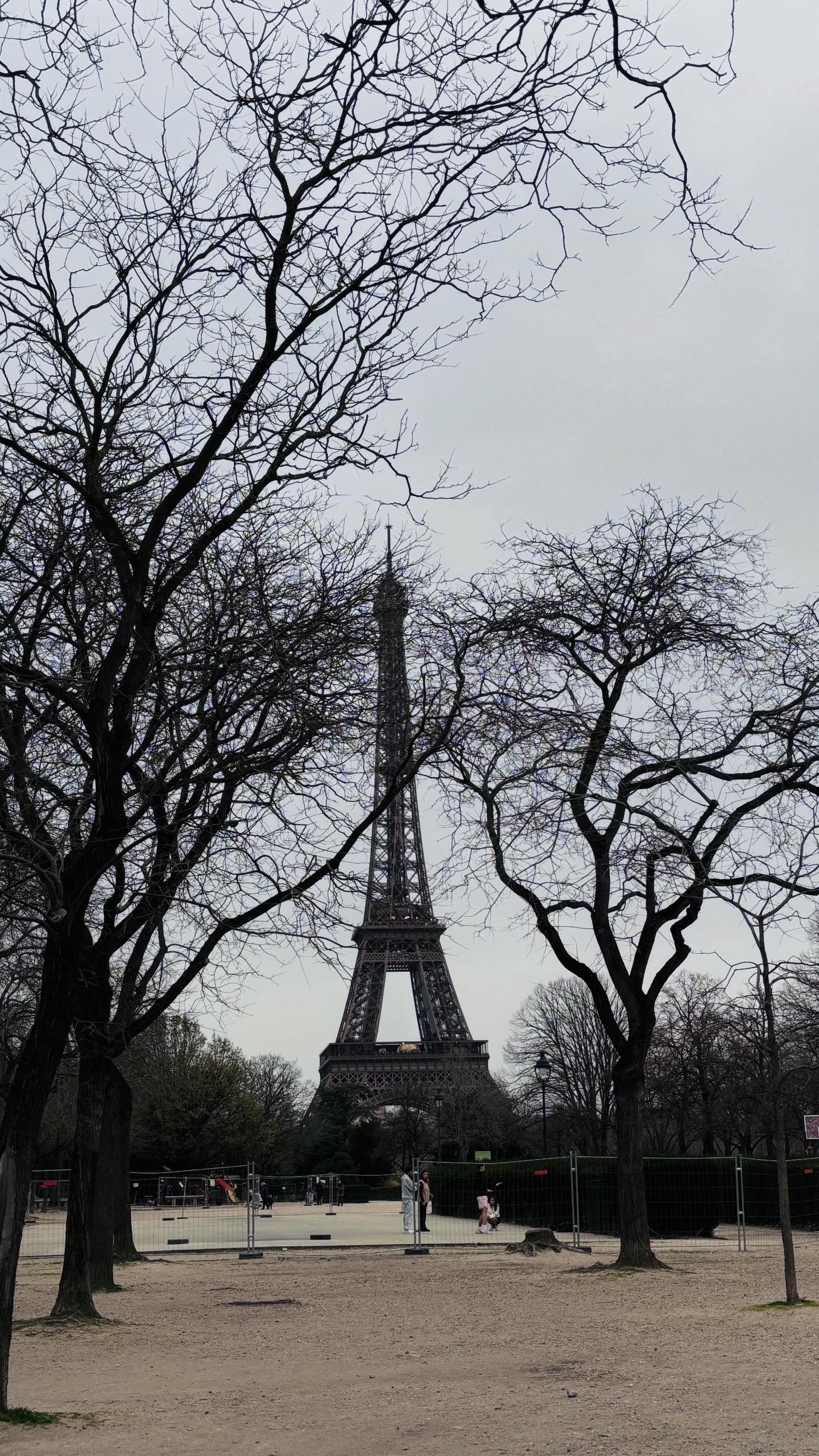 人與人之間是一場倉促的驟雨 很久以後還是滑在玻璃上的雨痕