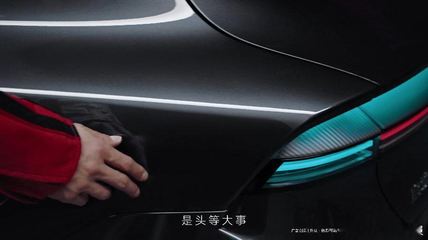 谁能拒绝黄景瑜的黑色座驾 自在奔赴，随性而行，顶级氛围感从来都是相辅相成。黄景瑜